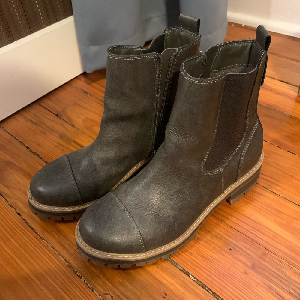 Time and Tru ankle boots size 8